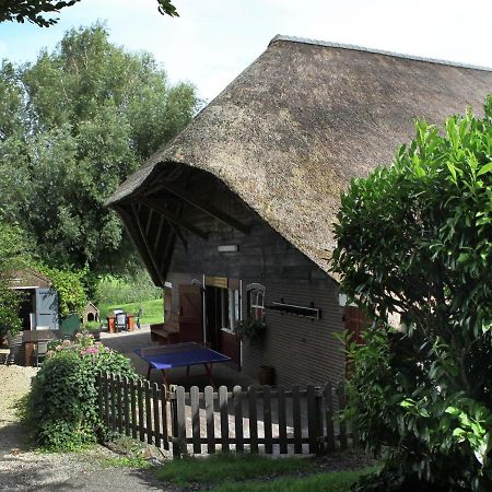 Quaint Farmhouse Near River In Oosterwijk Leerdam Eksteriør billede