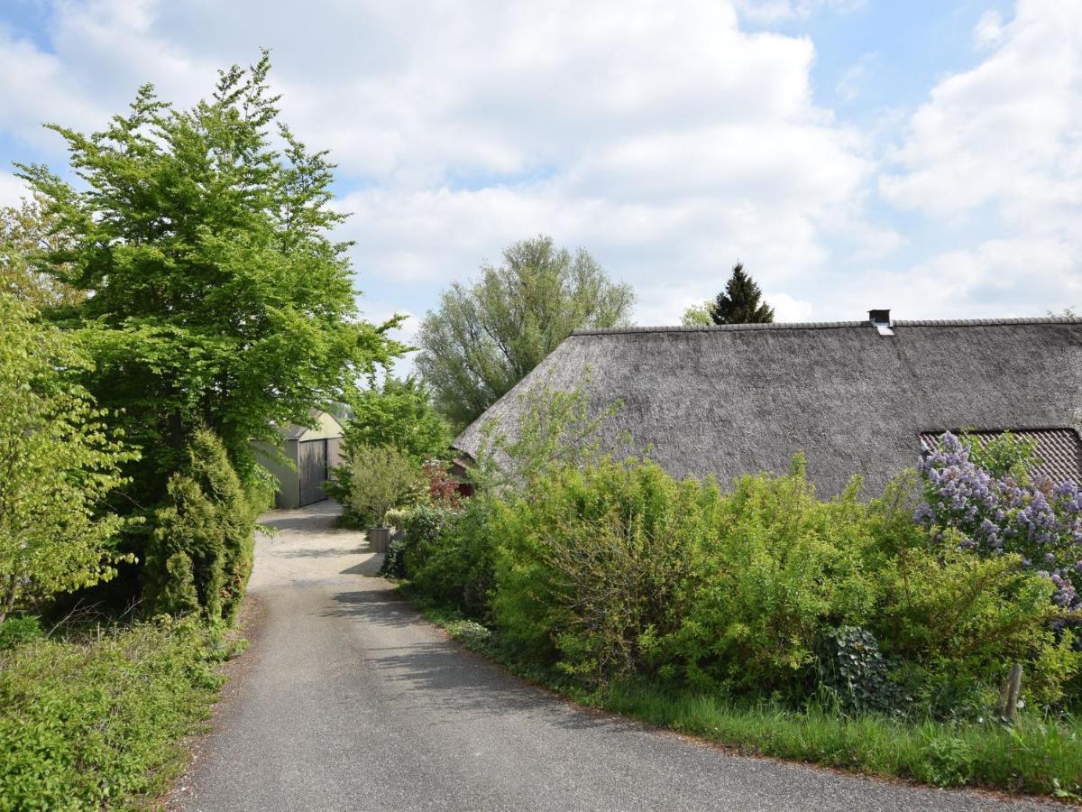 Quaint Farmhouse Near River In Oosterwijk Leerdam Eksteriør billede
